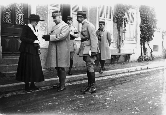 Mademoiselle Vélin Général Pétain Commandant de With Capitaine Bacquard Lieutenant Graffe 1917